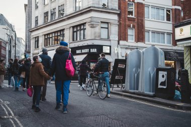 Soho, Londra the 124; İngiltere - 2021.04.16: Kalabalık Soho bölgesinde yürüyen insanlar, Coronavirus Kilitlenmesinin sona erişini kutluyorlar
