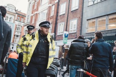 Soho, Londra the 124; İngiltere - 2021.04.16: Kilit kapandıktan sonra Soho bölgesinde görevli polis memurları