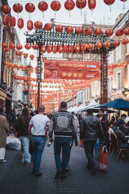 Soho, Londra the 124; İngiltere - 2021.04.16: Kalabalık Soho Çin Mahallesi 'nde yürüyen insanlar, Coronavirus Kilitlemesi' nin sona erişini kutluyorlar