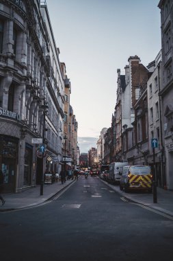 Soho, Londra 124; İngiltere - 2021.04.16: Cuma akşamı Soho 'nun yarısı boş sokak vadileri