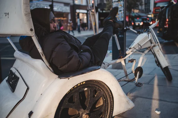 Soho Londen 2021 Man Chillen Zijn Rickshaw Driewieler Taxirit Oxford — Stockfoto