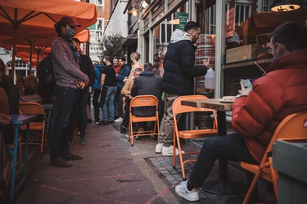 Soho Londyn 2021 Ludzie Siedzący Pubach Restauracjach Piątkowy Wieczór Zamknięciu — Zdjęcie stockowe