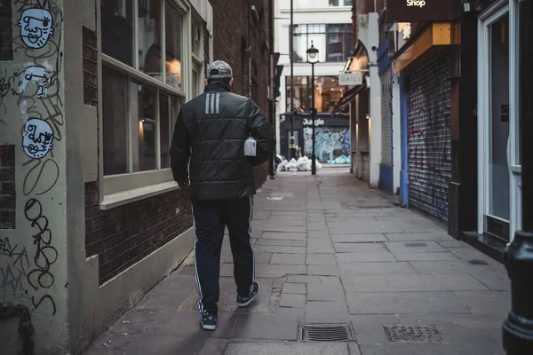 Soho Londres 2021 Hombre Con Paquete Que Camina Por Ajetreada —  Fotos de Stock