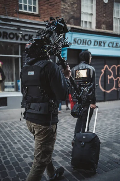 Soho Londres 2021 Hombre Con Una Enorme Cámara Cine Paseando — Foto de Stock