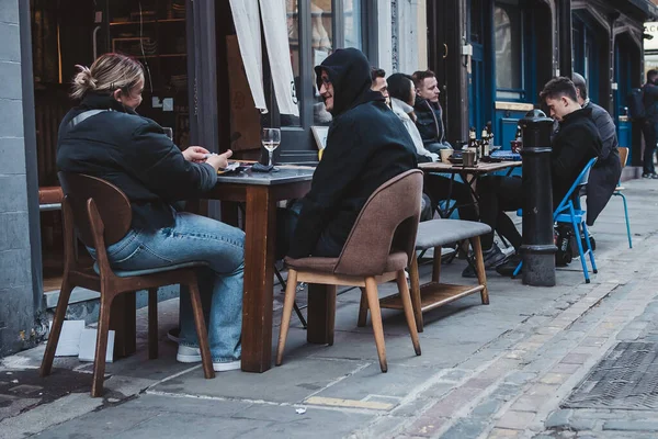Soho Londyn 2021 Ludzie Siedzący Pubach Restauracjach Piątkowy Wieczór Zamknięciu — Zdjęcie stockowe