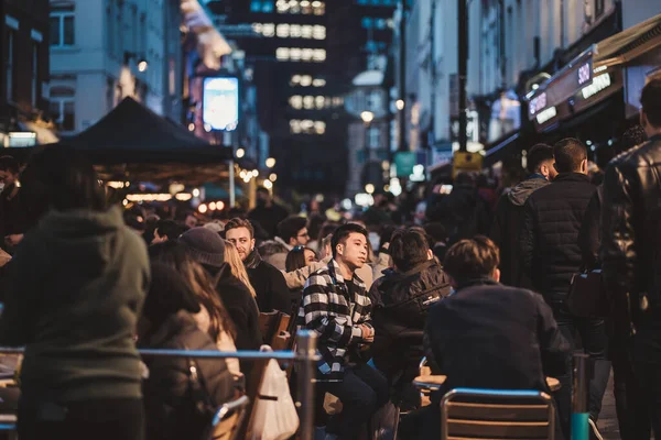 Soho Londres 2021 Personas Sentadas Bares Restaurantes Viernes Por Noche —  Fotos de Stock