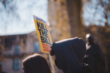 Westminster, Londra the bill 124; İngiltere - 2021.04.17: Kill The Bill Protestosu 'nda yürüyüş yapan pankartlı insanlar