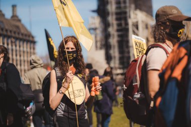 Westminster, Londra the bill 124; İngiltere - 2021.04.17: Kill The Bill Protestosu 'nda yürüyüş yapan pankartlı insanlar