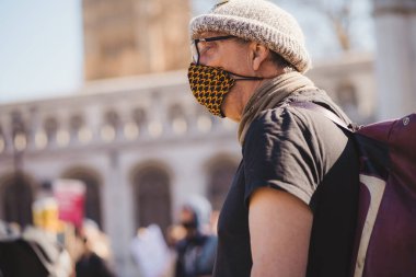 Westminster, Londra, 124; İngiltere - 2021.04.17: Kill The Bill Protestosu 'nda maskeli yaşlı bir beyefendi yürüyüş yapıyor