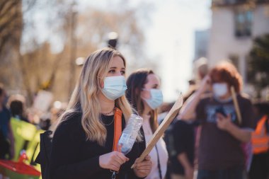 Westminster, Londra the bill 124; İngiltere - 2021.04.17: Kill The Bill Protestosu 'nda yürüyüş yapan pankartlı insanlar
