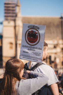Westminster, Londra the bill 124; İngiltere - 2021.04.17: Kill The Bill Protestosu 'nda yürüyüş yapan pankartlı insanlar