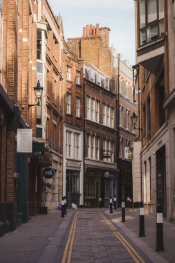 Westminster, Londra - 124; İngiltere - 2021.04.17: SAturday akşamı Boş Carter Lane Caddesi