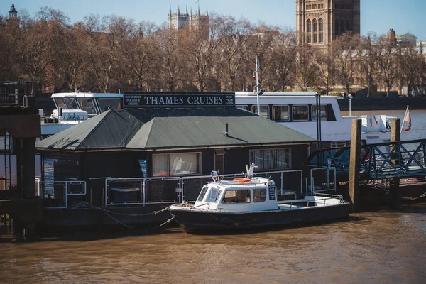 Westminster Londres Reino Unido 2021 Barquinho Ancorado Escritório Thames Cruises — Fotografia de Stock