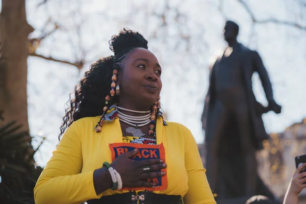 Westminster Londres 2021 Dama Traje Amarillo Con Letrero Black Lives —  Fotos de Stock