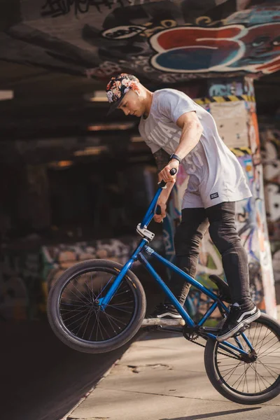 Southbank Londen 2021 Bmx Rijder Voert Trucs Uit Southbank Skate — Stockfoto