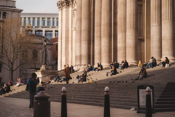 Grande Londres 2021 Pessoas Que Apreciam Sol Nas Escadas Catedral — Fotografia de Stock