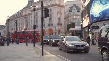 Londra 'nın işlek bölgesi, COVID-19 koronavirüs salgınından sonra popüler bir yer..