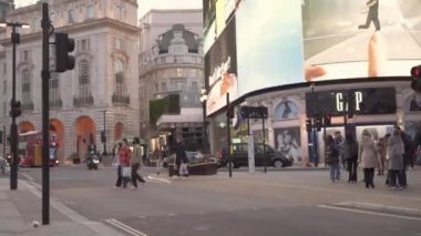 Londra 'nın işlek bölgesi, COVID-19 koronavirüs salgınından sonra popüler bir yer..