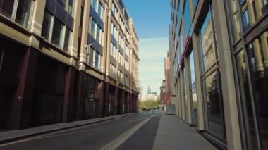 Boş Carter Lane, güneşli hafta sonunda Londra 'da.