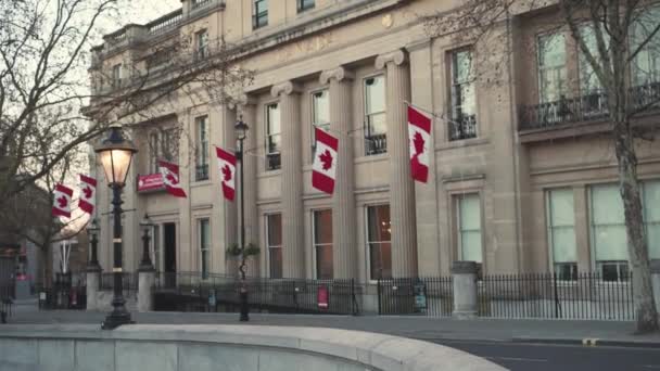 Bandiere canadesi sventolano dall'Alta Commissione del Canada nel Regno Unito — Video Stock