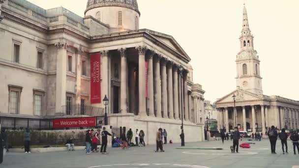 Άνθρωποι πατινάζ και παρέα δίπλα στο Μουσείο Τέχνης της Εθνικής Πινακοθήκης την ηλιόλουστη ανοιξιάτικη μέρα — Αρχείο Βίντεο