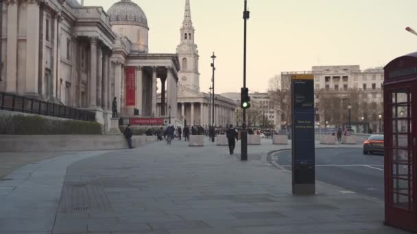 Pessoas patinando e saindo ao lado do museu de arte National Gallery no dia ensolarado da primavera — Vídeo de Stock