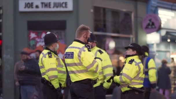 Agenti di polizia in servizio nella zona di Soho dopo la fine del blocco — Video Stock