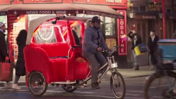 Mann fährt nach Coronavirus-Infektion mit seinem Rikscha-Dreirad in Soho Taxi — Stockvideo