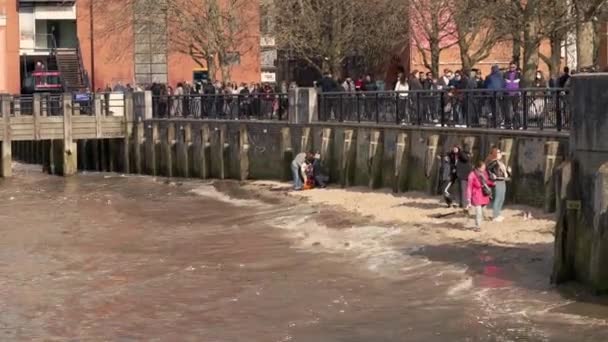 People enjoying sunny weather on the sandy beach of Thames River Southbank — Stock Video