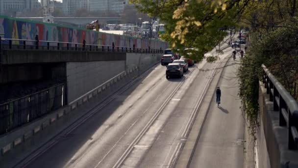 Coches y ciclistas pasando por el paso subterráneo de Blackfriars en la tarde soleada — Vídeos de Stock