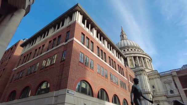 Der Blick auf den Paternoster-Platz mit der Paulskirche im Hintergrund am sonnigen Abend — Stockvideo