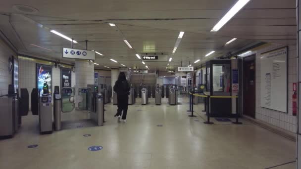 Mensen verlaten metrostation Mansion House — Stockvideo