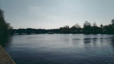 Güzel Thames Nehri 'nin Chertsey Kilidi ve Köprüsü' ne gelen teknelerinin zaman çizelgesi.