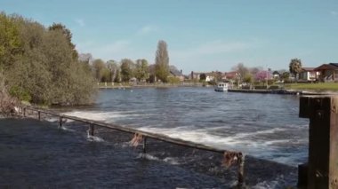 Penton Kanca Kilidi 'ndeki teknelerle Thames nehrinin güzel bir görüntüsü.