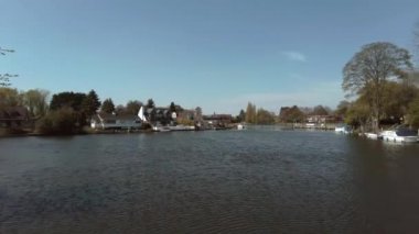 Penton Kanca Kilidi 'ndeki teknelerle Thames nehrinin güzel bir görüntüsü.