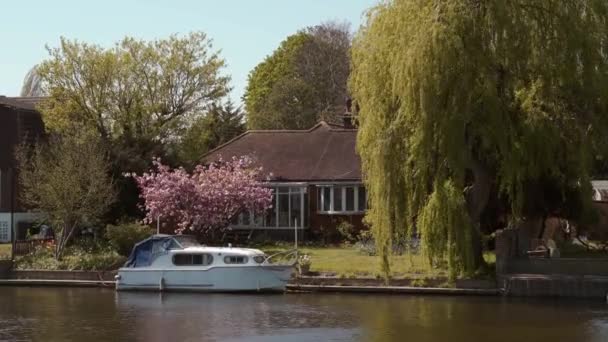 Stainesのテムズ川の美しい家の隣に係留ボート — ストック動画