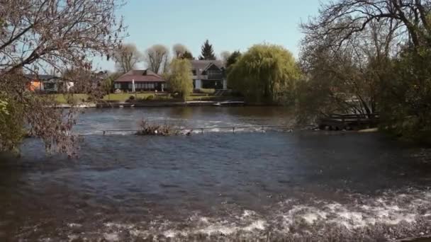 Filmación de una hermosa vista sobre el río Támesis con barcos en el Penton Hook Lock — Vídeo de stock