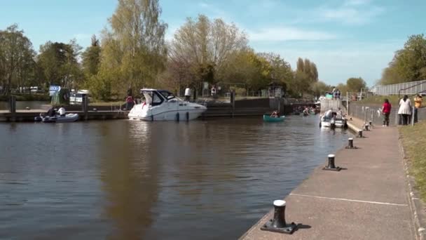 Łodzie opuszczające zamek Chertsey na Tamizie w Staines w słoneczny ciepły wiosenny dzień — Wideo stockowe