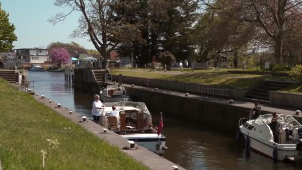 Boten maken zich klaar om de Penton Hook Lock on Thames rivier in Staines te verlaten op zonnige warme Lente dag — Stockvideo