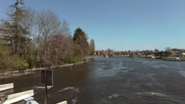 Filmación de una hermosa vista sobre el río Támesis con barcos en el Penton Hook Lock — Vídeos de Stock