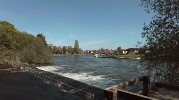 Images d'une belle vue sur la Tamise avec des bateaux à l'écluse Penton Hook — Video