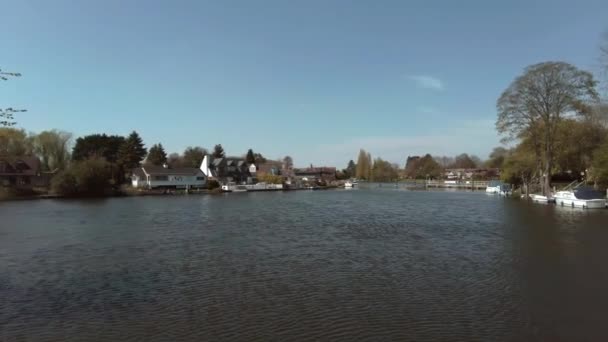 Filmación de una hermosa vista sobre el río Támesis con barcos en el Penton Hook Lock — Vídeos de Stock