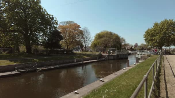 Images de la belle rivière Thames avec un groupe d'enfants arrivant sur des bateaux à l'écluse Penton Hook — Video