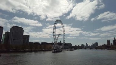 Güneşli bir günde Londra Gözü, Thames Nehri ve Victoria Köprüsü manzarası