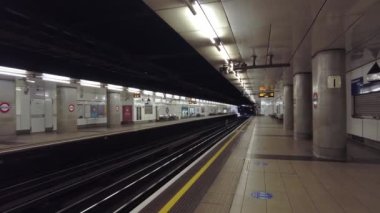 Coronavirus kilitlemesinden sonra metro istasyonu platformunu boşalt