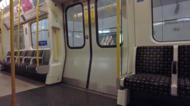 Coronavirus kilitlemesinden sonra metro istasyonu boş Embankment 'tan ayrılıyor.