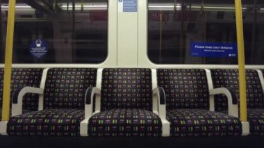Metro hattında boş koltuklar var.