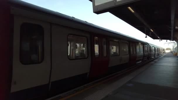 Treno District Line in arrivo alla stazione di Stamford Brook vuota nella soleggiata mattina di primavera — Video Stock
