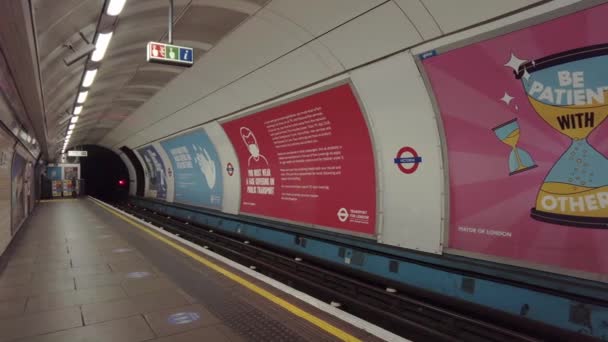 Estación de metro vacía Victoria antes de que llegue el tren — Vídeo de stock