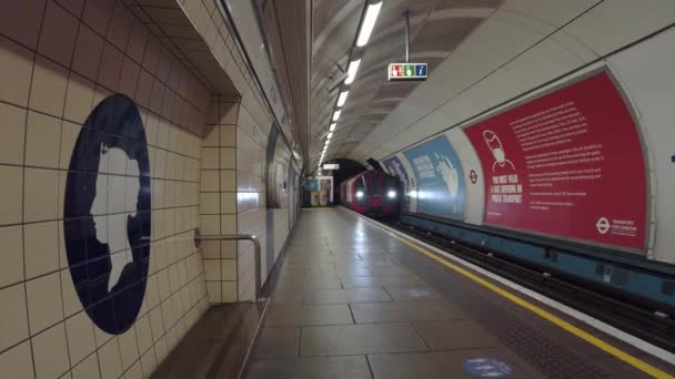 Vlak přijíždí na prázdné nástupiště metra Victoria — Stock video